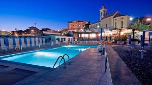 Foto dello stabilimento balneare e ristorante Centro Surf Club e sullo sfondo l’Abbazia di San Giuliano