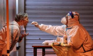 Una donna si sottopone a un test per il coronavirus a Shanghai in Cina questo mese. Test di massa Covid e quarantena hanno smorzato la domanda dei consumatori cinesi